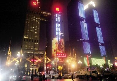 昨晚8點，南濱路上LED大屏“宏哥我要嫁你”。